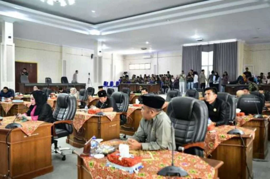 Fraksi DPRD Kabupaten Lebong Sampaikan Pandangan Terhadap Raperda APBD 2022 dan Pengelolaan Pasar