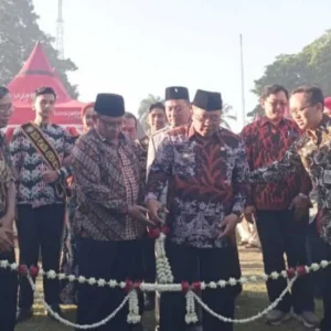 Gunting Pita, Walikota Blitar Buka Pasar Rakyat dan Hari Koperasi Ke-76 Jawa Timur