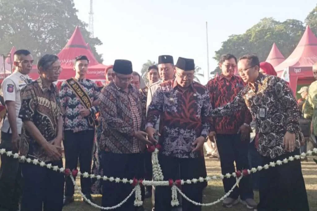 Gunting Pita, Walikota Blitar Buka Pasar Rakyat dan Hari Koperasi Ke-76 Jawa Timur