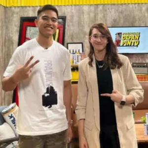 Kaesang Kenakan Kaus Bergambar Ganjar, Isyaratkan Dukungan Jokowi Kaesang Kenakan Kaus Bergambar Ganjar, Isyaratkan Dukungan Jokowi