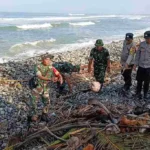 Kapolsek Kaur Tengah Ajak Warga Dan TNI Bersihkan Sepadan Pantai Hili