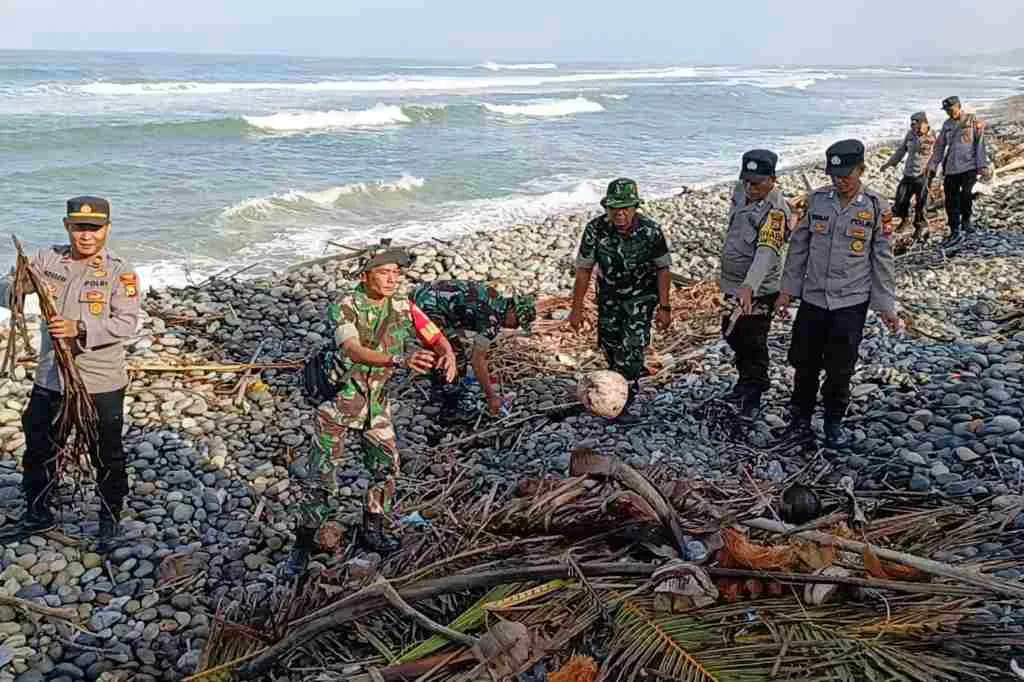 Kapolsek Kaur Tengah Ajak Warga Dan TNI Bersihkan Sepadan Pantai Hili