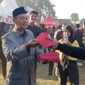 Ketua DPRD Kota Blitar Turut Bagikan Bendera Merah Putih