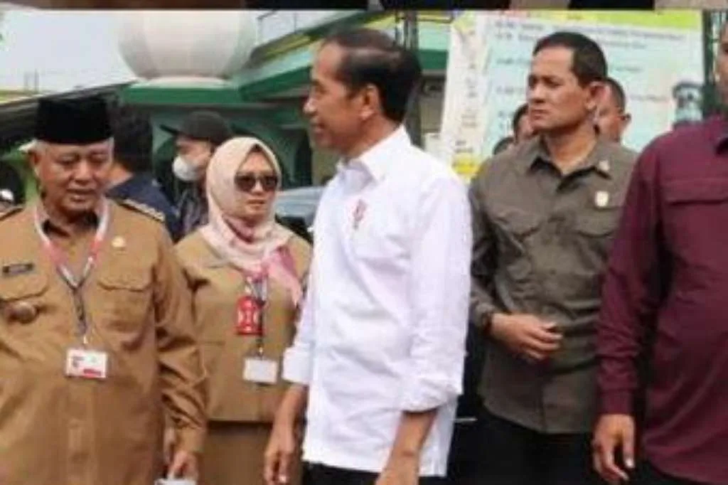 Kunker ke Pasar Rakyat Bululawang, Presiden Jokowi Apresiasi Harga Bahan Pokok Terjangkau