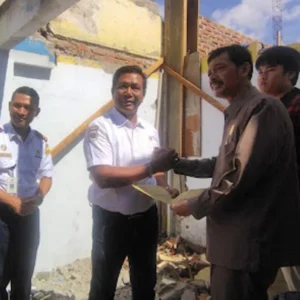 Suharto Salurkan Bantuan Kepada Warga Terkena Kebakaran