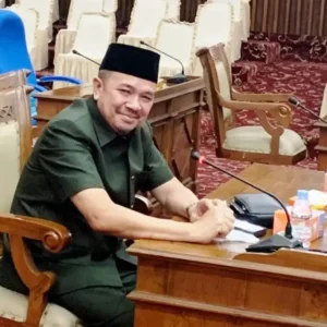 Tingginya Peredaran Narkotika di Bengkulu Jadi Perhatian Gunadi Yunir Tingginya Peredaran Narkotika di Bengkulu Jadi Perhatian Gunadi Yunir Gunadi Minta Peraturan Soal Pajak dan Retribusi Daerah Benar-Benar Dilaksanakan Bengkulu - Terkait laporan dari Panitia Khusus Tentang Raperda Pajak dan Retribusi Daerah, anggota Komisi II, Gunadi Yunir minta benar-benar dijalankan. "Tujuan utama aturan ini kan untuk meningkatkan PAD, jadi harus benar-benar dilaksanakan," pesan Gunadi Yunir, usai rapat paripurna, Senin (29/5/23). Karena, kata Gunadi, jika PAD provinsi Bengkulu meningkat, maka berbagai program untuk memamajukan daerah tentunya akan berjalan baik. Sehingga harapannya, kedepan provinsi Bengkulu akan semakin maju dan berkembang dalam berbagai hal. "OPD yang menjalankan, harus benar-benar serius," pesan Gunadi. DPRD Provinsi Bengkulu menggelar Rapat Paripurna Laporan Panitia Khusus Pembahasan Rancangan Peraturan Daerah (Raperda) Tentang Pajak dan Retribusi Daerah. Juga terkait Hasil Fasilitasi Kemendagri RI atas Raperda Perubahan Peraturan Daerah No.1 tahun 2022 tentang Pengelolaan Barang Milik Daerah, di ruang rapat paripurna DPRD. Rapat ini dipimpin Wakil Ketua I, Samsu Amanah didampingi Wakil Ketua II, Suharto dan dihadiri 31 anggota DPRD beserta unsur Forkompimda, Asisten, dan OPD Terkait. (Adv)