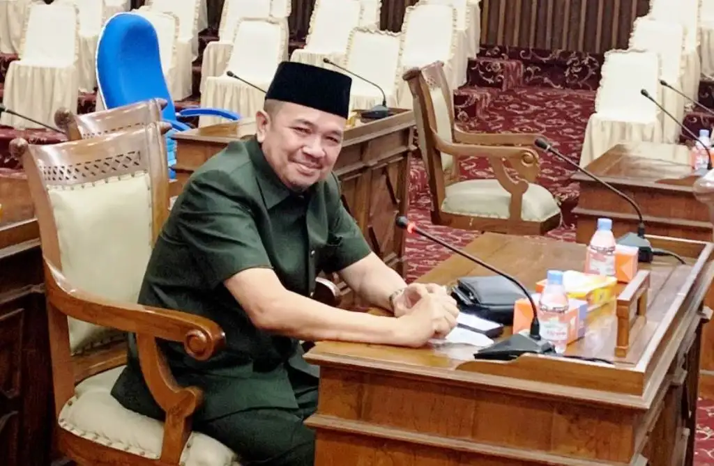Tingginya Peredaran Narkotika di Bengkulu Jadi Perhatian Gunadi Yunir Gunadi Minta Peraturan Soal Pajak dan Retribusi Daerah Benar-Benar Dilaksanakan Bengkulu - Terkait laporan dari Panitia Khusus Tentang Raperda Pajak dan Retribusi Daerah, anggota Komisi II, Gunadi Yunir minta benar-benar dijalankan. "Tujuan utama aturan ini kan untuk meningkatkan PAD, jadi harus benar-benar dilaksanakan," pesan Gunadi Yunir, usai rapat paripurna, Senin (29/5/23). Karena, kata Gunadi, jika PAD provinsi Bengkulu meningkat, maka berbagai program untuk memamajukan daerah tentunya akan berjalan baik. Sehingga harapannya, kedepan provinsi Bengkulu akan semakin maju dan berkembang dalam berbagai hal. "OPD yang menjalankan, harus benar-benar serius," pesan Gunadi. DPRD Provinsi Bengkulu menggelar Rapat Paripurna Laporan Panitia Khusus Pembahasan Rancangan Peraturan Daerah (Raperda) Tentang Pajak dan Retribusi Daerah. Juga terkait Hasil Fasilitasi Kemendagri RI atas Raperda Perubahan Peraturan Daerah No.1 tahun 2022 tentang Pengelolaan Barang Milik Daerah, di ruang rapat paripurna DPRD. Rapat ini dipimpin Wakil Ketua I, Samsu Amanah didampingi Wakil Ketua II, Suharto dan dihadiri 31 anggota DPRD beserta unsur Forkompimda, Asisten, dan OPD Terkait. (Adv)