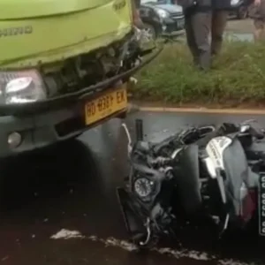 Truk Lawan Arus Tabrak Wanita Muda, Korban MD Ditempat Truk Lawan Arus Tabrak Wanita Muda, Korban MD Ditempat