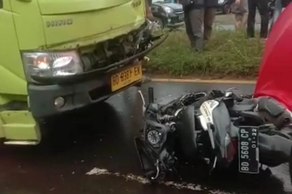Truk Lawan Arus Tabrak Wanita Muda, Korban MD Ditempat