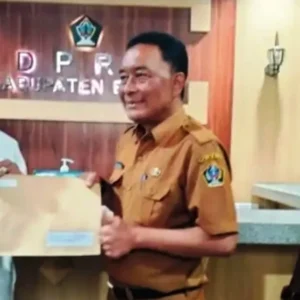 Buktikan Ucapan, Rahmat Santoso Serahkan Surat Pengunduran Diri ke DPRD