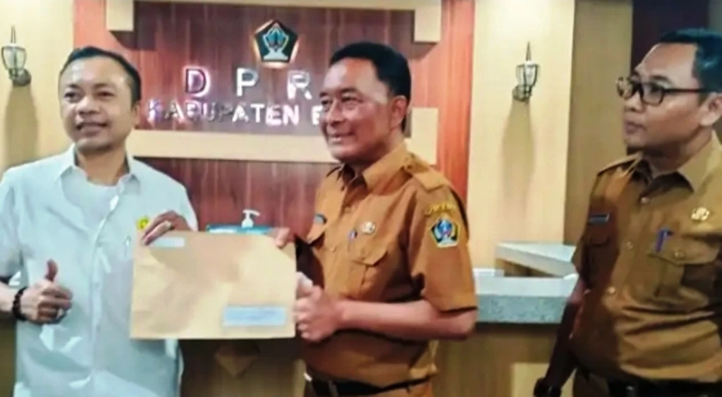 Buktikan Ucapan, Rahmat Santoso Serahkan Surat Pengunduran Diri ke DPRD