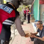 Giat JUMARI, Samapta Polres Blitar Bagikan Nasi Kotak Gratis