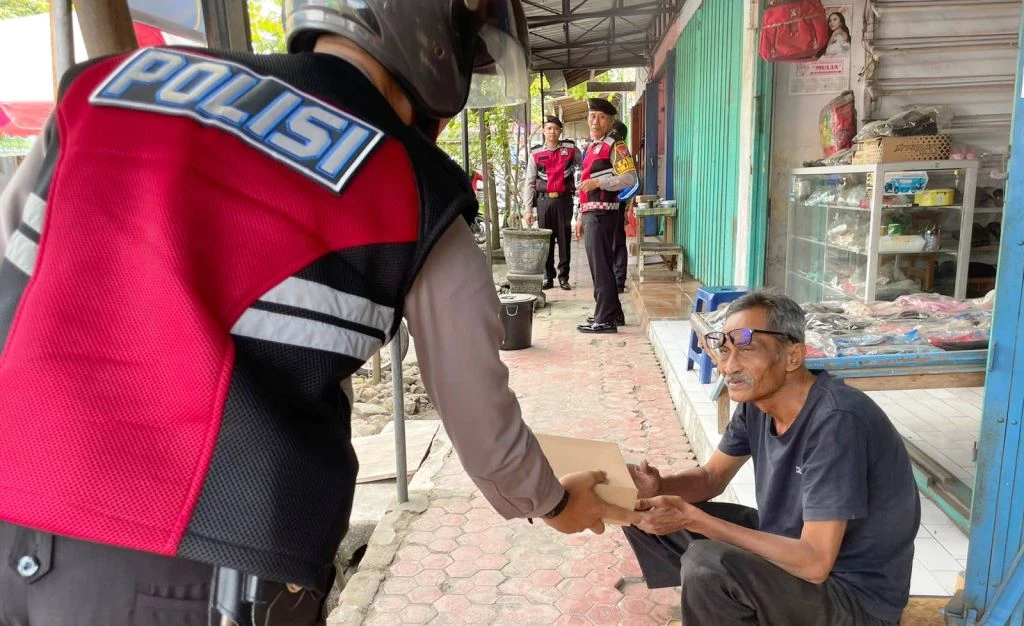 Giat JUMARI, Samapta Polres Blitar Bagikan Nasi Kotak Gratis