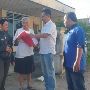 Kuatkan Semangat Nasionalisme, AJT Bagikan Bendera Gratis ke Masyarakat Kuatkan Semangat Nasionalisme, AJT Bagikan Bendera Gratis ke Masyarakat