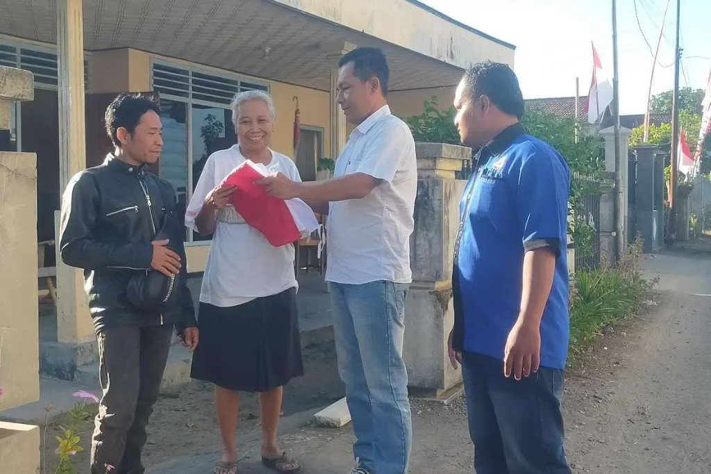 Kuatkan Semangat Nasionalisme, AJT Bagikan Bendera Gratis ke Masyarakat