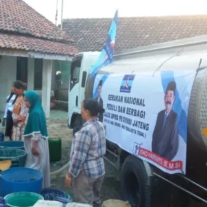 Pasokan Air Bersih Sulit, Joko Hariyanto Salurkan Bantuan Air