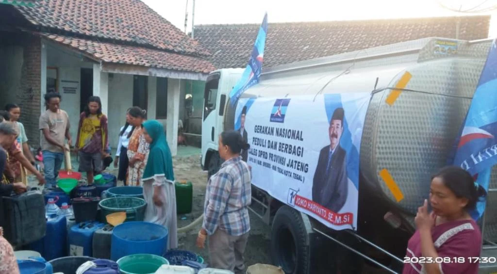 Pasokan Air Bersih Sulit, Joko Hariyanto Salurkan Bantuan Air