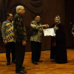 Pemkot Blitar Raih Penghargaan Kota Paling Berkelanjutan dari UI GreenCityMetric Pemkot Blitar Raih Penghargaan Kota Paling Berkelanjutan dari UI GreenCityMetric