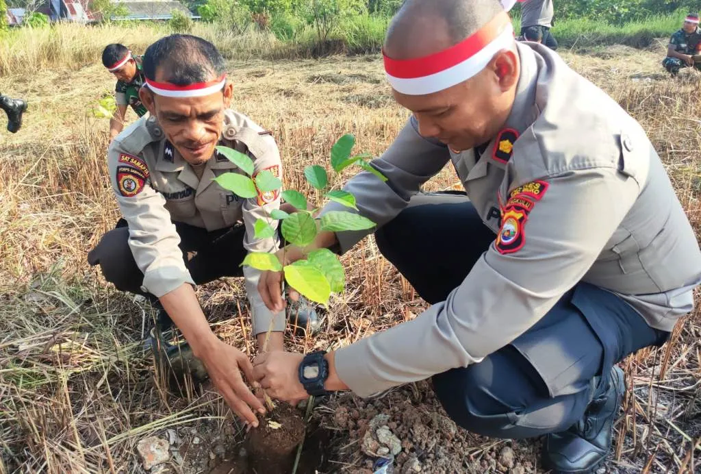 Perayaan HUT RI, Polres Mukomuko Tanam 1000 Bibit Pohon