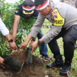 Peringati HUT RI, Polres Blitar Kota Tanam Pohon di 9 Polsek