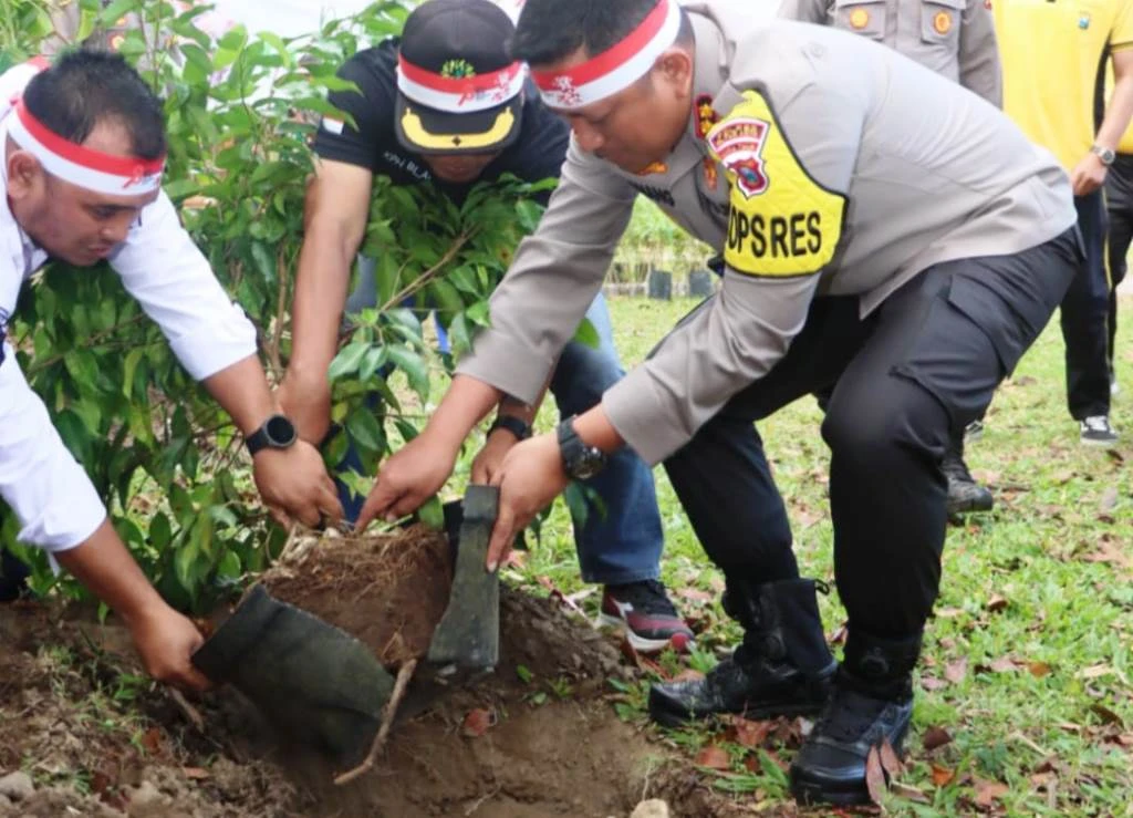 Peringati HUT RI, Polres Blitar Kota Tanam Pohon di 9 Polsek