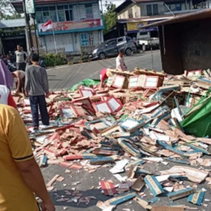 Rem Bermasalah, Truk Muatan Keramik Terguling di Kesambe Baru
