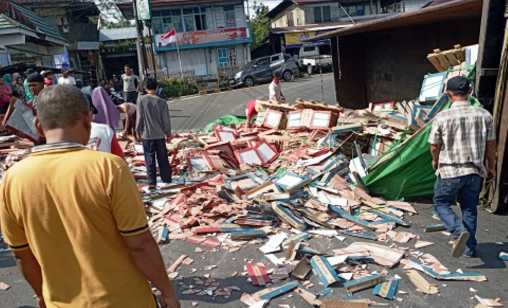 Rem Bermasalah, Truk Muatan Keramik Terguling di Kesambe Baru