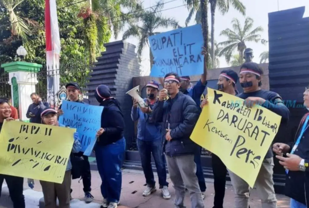 Terkait Pembatasan Pertanyaan, Wartawan Blitar Raya Protes Minta Keterbukaan dari Bupati