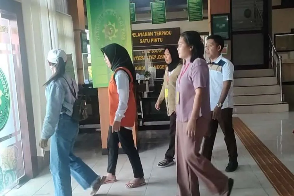 Todong Golok ke Petugas Kepolisian, Istri DPO Divonis 4 Bulan