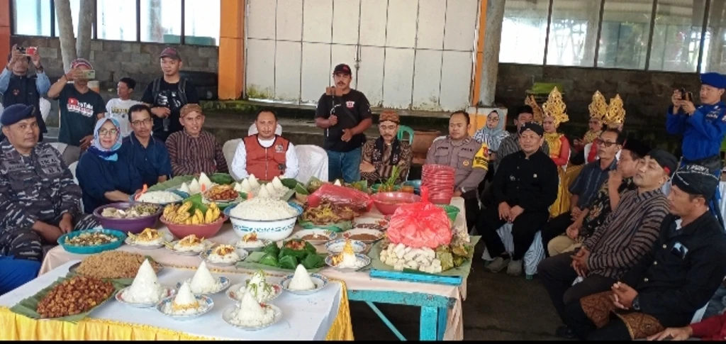 Ungkapan Syukur, Pemdes dan Nelayan Tambakrejo Lakukan Ritual Petik Laut