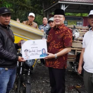 Bagikan Gerobak, Gubernur Rohidin Ingatkan Pentingnya Keselamatan di Jalan Bagikan Gerobak, Gubernur Rohidin Ingatkan Pentingnya Keselamatan di Jalan