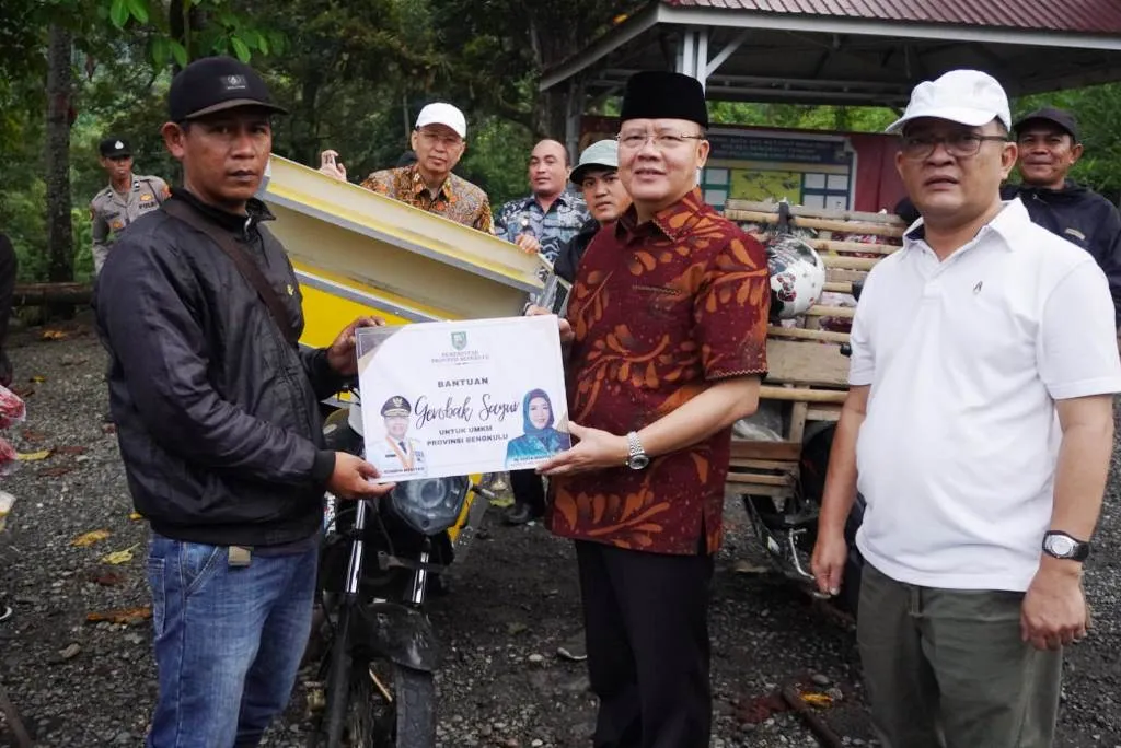 Bagikan Gerobak, Gubernur Rohidin Ingatkan Pentingnya Keselamatan di Jalan