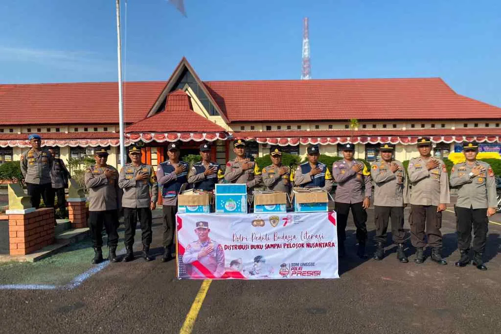 Bagikan Buku, Ini Pesan Kapolres Kaur  