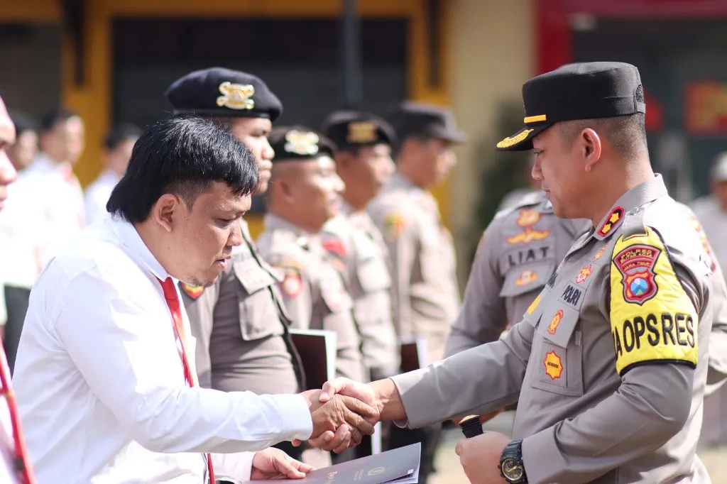 Berprestasi dan Berdedikasi, 18 Anggota Dapat Penghargaan Dari Kapolres Blitar Kota