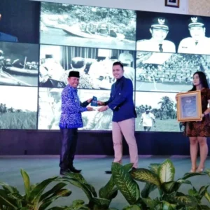 Bupati Lebong Kopli Ansori Terpilih Sebagai Best Future Leaders Indonesia 2023 Bupati Lebong Kopli Ansori Terpilih Sebagai Best Future Leaders Indonesia 2023