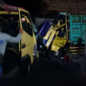 Diduga Ngantuk, Duo Mitsubishi Canter Adu Kepala
