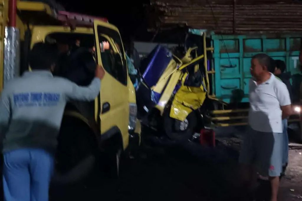 Diduga Ngantuk, Duo Mitsubishi Canter Adu Kepala