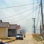 Diduga Sengaja Dibakar, Asap Tebal Kepung Rumah Warga Timbulkan Kepanikan