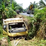 Diduga Sopir Mengantuk, Mobil Box Waralaba Jatuh ke jurang