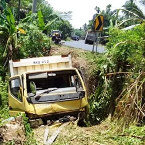 Diduga Sopir Mengantuk, Mobil Box Waralaba Jatuh ke jurang