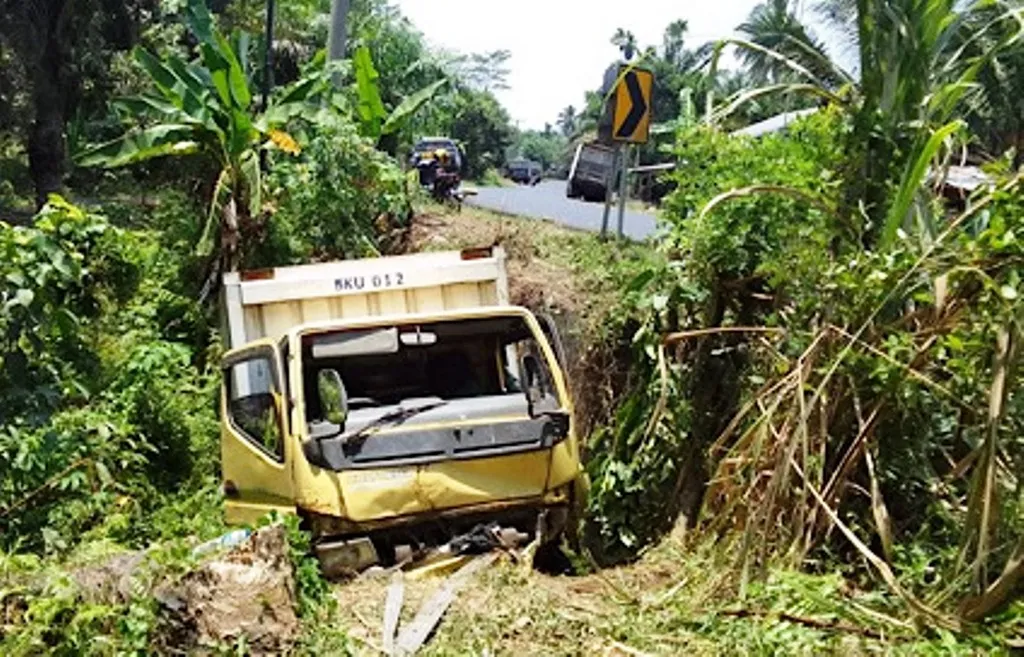 Diduga Sopir Mengantuk, Mobil Box Waralaba Jatuh ke jurang