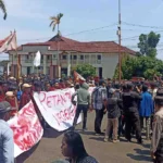 Geruduk Kantor Gubernur Bengkulu, Massa Minta Polisi Buka Barisan