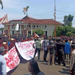 Geruduk Kantor Gubernur Bengkulu, Massa Minta Polisi Buka Barisan