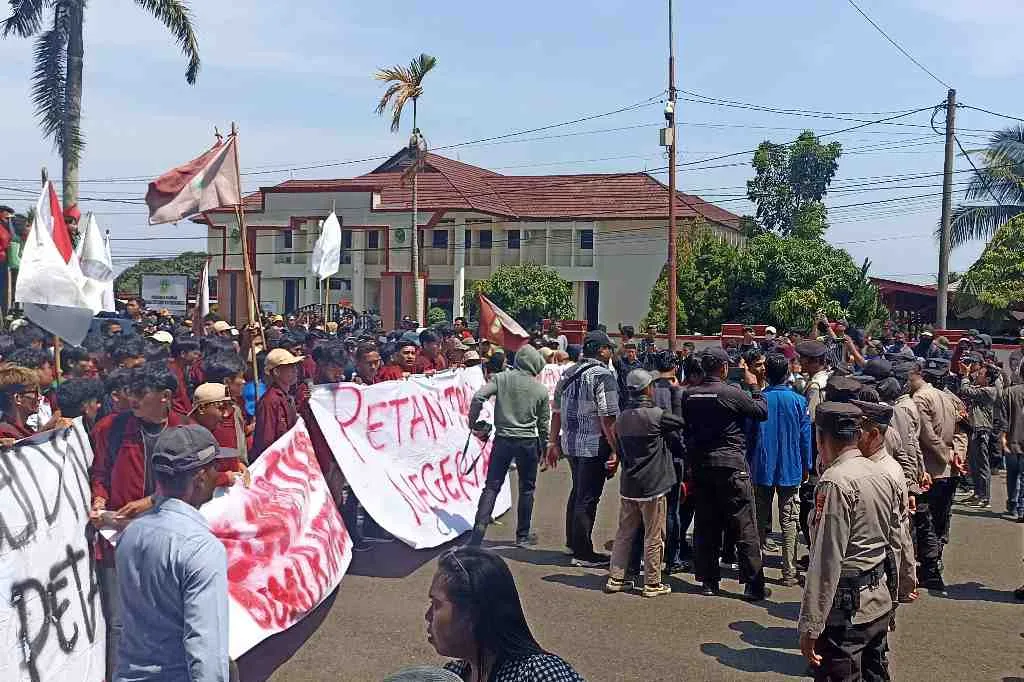 Geruduk Kantor Gubernur Bengkulu, Massa Minta Polisi Buka Barisan