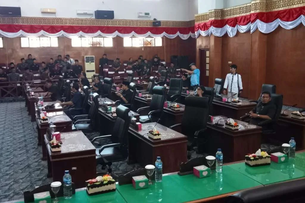 Hanya 9 Dari 25 Orang yang Hadir, Rapat Paripurna DPRD Kaur Batal 