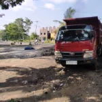 Hindari Motor Ngebut, Truk Batu Bara Terguling