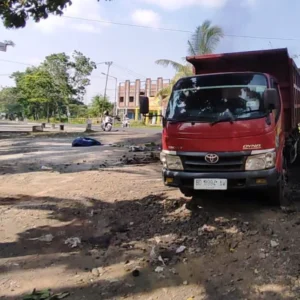 Hindari Motor Ngebut, Truk Batu Bara Terguling Hindari Motor Ngebut, Truk Batu Bara Terguling
