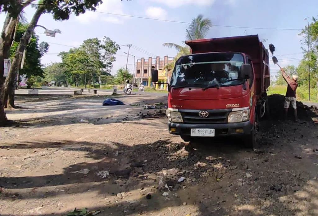 Hindari Motor Ngebut, Truk Batu Bara Terguling