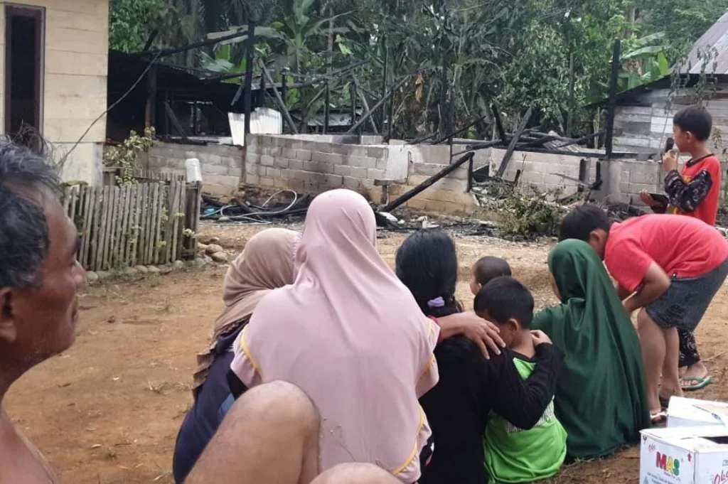 Kabel KWH Lepas, Rumah Beserta Motor Habis Terbakar