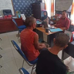Lempari Kaca Mobil dengan Batu, 2 Pria Diamankan Polisi Lempari Kaca Mobil dengan Batu, 2 Pria Diamankan Polisi